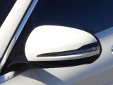 【LED内蔵ウィンカー】LEDとクロームの先進的なコントラストのミラーデザインに加え、後退時助手席側のミラーが自動で下方を向くリバースポジション機能も備えており実用性も兼ね備えています。