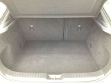 大きな荷物を積みたい時、奥行きが必要な時は、リヤシートを倒してお使い頂くとフラットな奥行きが広がり、とても使い勝手が良いです!