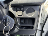 オートマチックハイビームとは、先行車や対向車のライトを認識し、ハイビームとロービームを自動で切り替える機能です。夜道の視界を確保します。詳細は販売店スタッフまでおたずねください。