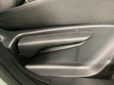 運転席にはドライバーの体型や好みに応じて前後方向だけでなく、高さの調整ができるシートリフターを装備!