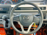 毎日触れるハンドル部分はこちら。運転手を守るエアバックも装備しているので、安心してお乗りいただけます。