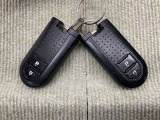 手荷物が多いときでも、スマートキーをバッグやポケットに携帯していれば、キーを取り出すことなくドアの解錠・施錠ができます