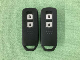 スマートキーを装備しています。鍵を差し込むことなくドアロックの開け閉めと、スタートボタン操作でのエンジンスタートができます。スペアキーも同じものを用意しております。