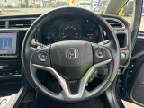 毎日触れるハンドル部分はこちら。運転手を守るエアバックも装備しているので、安心してお乗りいただけます。