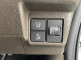 【LKA】レーンキープアシスト付き!高速道路走行時などで車線逸脱が予想される場合、ブザーやディスプレイ表示さらには電動ステアリングを短時間重くするなどし、ドライバーに注意を促すシステムです!