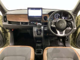 車内は光触媒抗菌消臭施工済です。インパネ周りはスタイリッシュなデザインで機能や装備も充実しています。グローブボックスやカップホルダーのほかにトレーなどたくさんの収納スペースが付いています。