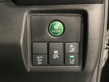 Hondaセンシング用の、VSA(ABS+TCS+横滑り抑制)解除とレーンキープアシストシステムのメインスイッチなどはハンドルの右側に装備しています。燃費に役立つECONボタンもここです。