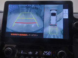 パノラミックビューモニター付きです。車両を上から見たような映像をディスプレイオーディオ画面に表示。運転席からの目視だけでは見にくい、車両周辺の状況をリアルタイムでしっかり確認できます。