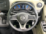 インテリアに合わせたデザインのステアリングは、運転される方のことも考え、運転しやすい形状、大きさです。是非一度、実際に触ってお確かめください。