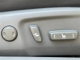 【パワーシート(電動シート)】シートを電動で、前後にスライドまたは上下の高さなどを調整することができます!細かい操作もスイッチ一つでできるので、とても便利です!