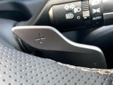 【パドルシフト】ハンドルから手を離さずに素早くシフトアップ&ダウンができるので、エンジンブレーキを使う下り坂や高速道路の合流で加速したい場面で役立ちます。