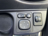 ヘッドライトレベライザー付きです。乗員数や積載物の量によって変化する車体の姿勢に合わせて、常に最適な光軸を維持するための装置です。