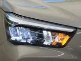 【LEDヘッドライト】悪天候や夜間走行時も良好な視界を確保し安心して運転できる高輝度LEDヘッドライトを装備!点灯速度が早く、消費電力も抑えられています。