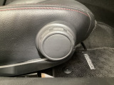 運転席にはドライバーの体型や好みに応じて前後方向だけでなく、高さの調整ができるシートリフターを装備!
