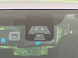 【エマージェンシーブレーキ】走行中に前方の車両等を認識し、衝突しそうな時は警報とブレーキで衝突回避と被害軽減をアシスト。より安全にドライブをお楽しみいただけます。