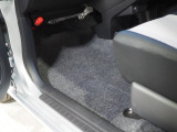 この車両にはフロアマットが装備されておりません。当店では純正用品の中からご提案いたします。お気軽にご相談ください。