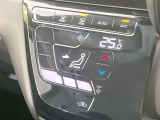 【オートエアコン】一度お好みの温度に設定すれば、車内の温度を検知し風量や温度を自動で調整。暑い…寒い…と何度もスイッチ操作をする必要はありません。快適な車内空間には必須の機能ですね♪