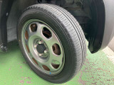 15インチの純正スチールホイールを履いています。165/60R15サイズのタイヤです。