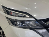 【LEDヘッドライト】悪天候や夜間走行時も良好な視界を確保し安心して運転できる高輝度LEDヘッドライトを装備!点灯速度が早く、消費電力も抑えられています。