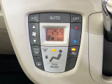 【オートエアコン】一度お好みの温度に設定すれば、車内の温度を検知し風量や温度を自動で調整。暑い…寒い…と何度もスイッチ操作をする必要はありません。快適な車内空間には必須の機能ですね♪