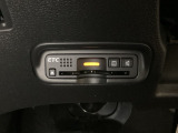 ハンドルの左下にETCがついています。高速道路の料金所の通過も楽々です!。 カードの取り出しもしやすい場所についています。