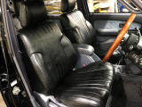 新品のシートカバーを装着。運転席シートは使用感が特に出る部分。こちらも使用感は少なく良好なコンディションです。