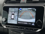 アラウンドビューモニターです。上空からお車の周りを見る感覚で表示されますので、車庫入れも簡単