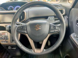 毎日触れるハンドル部分はこちら。運転手を守るエアバックも装備しているので、安心してお乗りいただけます。