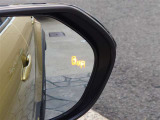 {ブラインドスポットモニター}隣の車線を走る車両をレーダーで検知し、ドアミラーに搭載されたLEDインジケーターが点灯し注意を喚起してくれます。