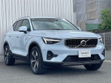 ボルボXC40は、よりスマートに、より大胆に生まれ変わりました。刷新されたフロントフェイス、先鋭的な躍動感を感じさせるスタイリング。SUVの姿を体現するプロポーションは力強さに溢れた佇まいを見せます。