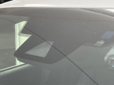 【プリクラッシュセーフティ】前方の車両等を検知し、衝突しそうな時は警報で注意を促し、ブレーキを踏む力をサポート。ブレーキを踏めなかった場合は衝突被害軽減ブレーキが作動、衝突回避をサポートします。