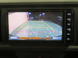 車両後方の映像を映すバックモニター。進路を確認しながら安全に車庫入れできます。