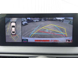 【パノラミックビューモニター】車両の前後左右に搭載したカメラから取り込んだ映像を合成し、車両を上から見たような映像をナビゲーション画面に表示。運転席から目視しにくいエリアも確認することができます。