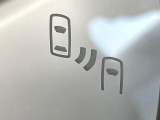 【ブラインドスポットモニター】走行中、ドアミラーの死角になりやすい箇所に後続車が接近するとサイドミラーのレンズに警告を表示!ドライバーに注意喚起をしてくれます。