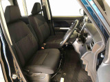 運転席の座面高さを調整できるシートリフターが付いています。