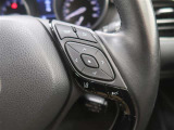 【レーダークルーズコントロール】アクセルペダルを踏まなくても、車間制御モードでは、先行車の車速変化に合わせた追従走行を行い、自動的に加速・減速・停止をします。