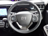 ハンドル左側にはオーディオ操作が出来るオーディオリモートコントロールスイッチ、右側にはHonda SENSINGとオートクルーズコントロールのスイッチを装備!