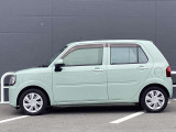 前から後ろに一直線のプレスラインがあり運転席・助手席ドアのマスコットラインが特徴的です。