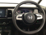 【ハンドル】運転にかかわる様々な操作を安全に行えるように視点移動が少なく操作性に配慮されたスイッチ類が凝縮されたコックピットです。