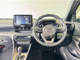 シンプルな運転席周りです。インパネ周りの各操作スイッチ類も使いやすいよう配置されています!