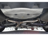 車両後方からの下回りです。マフラー防錆塗装や下回り防錆施工等も可能でございます。