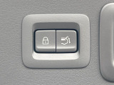 【パワーバックドア】スマートキーや運転席のボタンを押すだけでリアゲートが自動で開閉します!荷物を持っている時や、高い位置にあるバックドアを閉める際に便利な機能です♪
