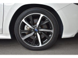 純正18インチアルミホイール付タイヤサイズは225/45R18*新品タイヤ4本無料交換♪(当社指定)
