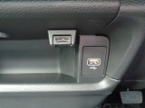 USBジャック(Type-A/運転席用)が付いております
