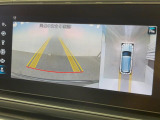 ●パノラミックビューモニター:専用のカメラにより、上から見下ろしたような視点で360度クルマの周囲を確認することができます☆死角部分も確認しやすく、狭い場所での切り返しや駐車もスムーズに行えます。