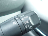 オートライト機能が装備されており暗い場所に入ると車両が検知しライトのON・OFFを自動的に切り替えてくれますので非常に便利な装備です♪