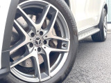 ●純正19インチアルミホイール:輸入車ならではの卓越した走りを支えるホイールと足回りです!日本車の走りに慣れている方にもぜひ体感して頂きたいほど、高いレベルでまとまっています!