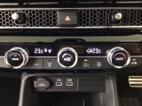 【左右独立オートエアコン】左右席で独立温度コントロールが可能です。運転席はキンキンに冷やして助手席はマイルドにと言った設定が可能です☆暑さ寒さでケンカすることもなくなりますね♪
