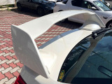 【大型リヤスポイラー】スポーツカーらしさがグッと引き立つ大型リヤスポイラーを装着♪高速走行時のスタビリティ(走行安定性)向上に役立ちます。