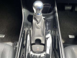 ハイブリッドならではのシフトノブです。発進時やシフトチェンジ時もストレスなくスムーズに運転を楽しめます♪